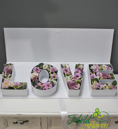 Cutie "LOVE" cu eustoma albă și trandafiri foto 394x433